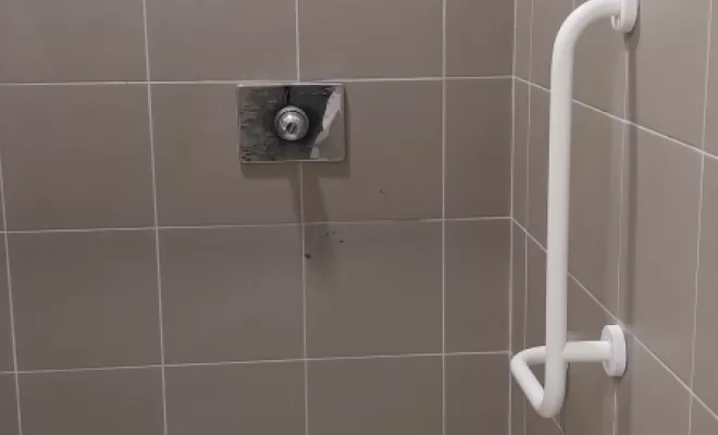 Douche PMR corps encactré