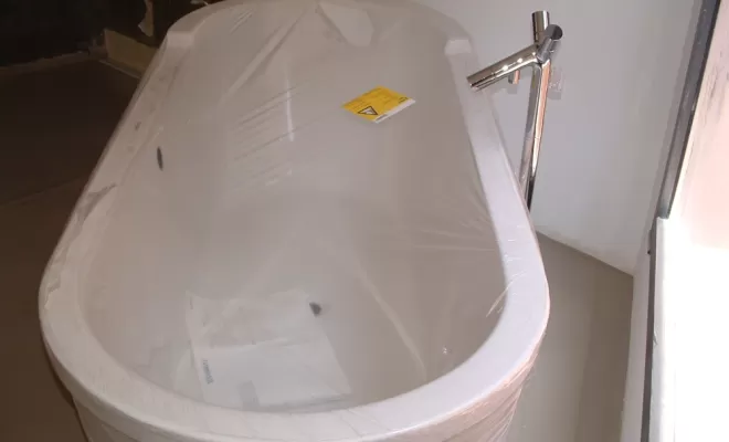 Baignoire en ilot avec robinetterie au sol