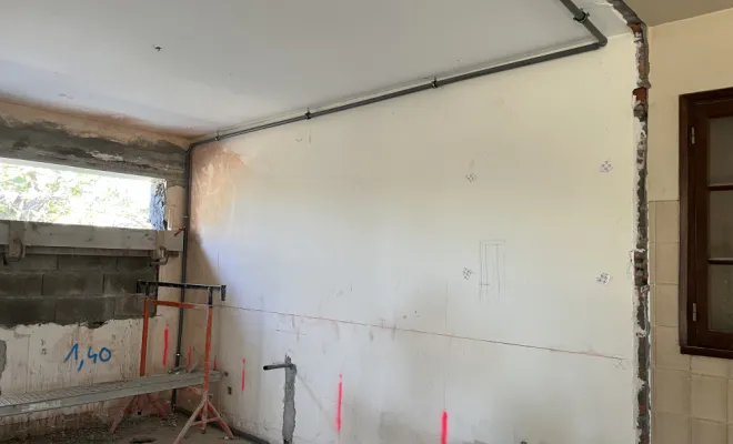 Evacuation en attente, meuble vasque et tube en faux plafond pour condensat de climatisation