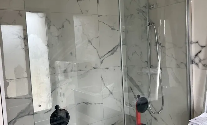 Pose de parois de douche avec porte