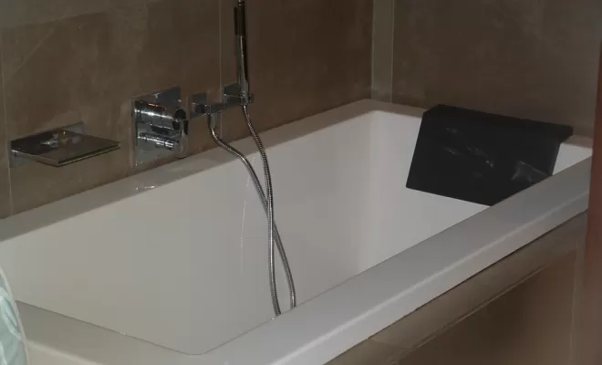 Baignoire avec robinetterie murale encastrée